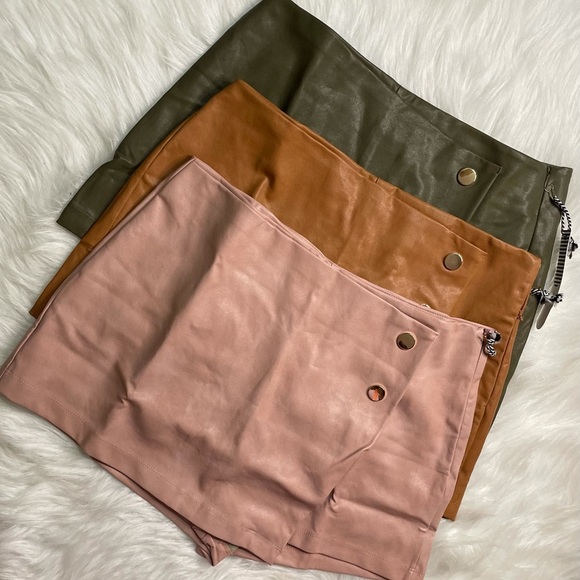 NEW WOMEN’S TRENDY CAMEL BUTTON FRONT FAUX LEATHER SKORT - Picture 15 of 16